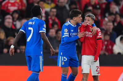 Gianluca Prestianni dirigiéndose a Vinicius