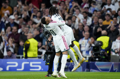 Yan Diomandé celebra su golazo ante el RB Leipzig con Kylian Mbappé