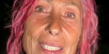 Rosa Benito se corta la melena y se la tiñe del color que hace referencia a su nombre
