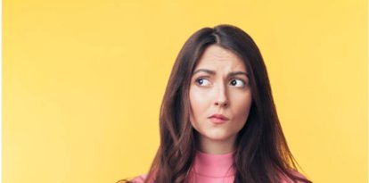 Mujer con gesto contrariado