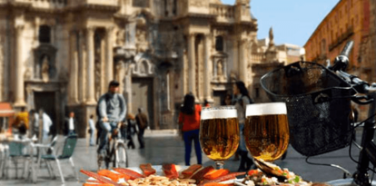 Una marinera, frente a la Catedral de Murcia