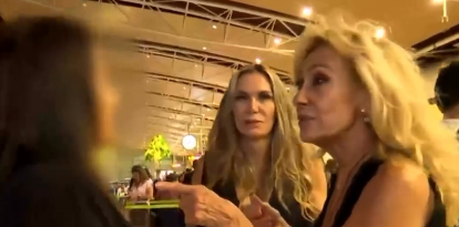 Rosa Benito contra una fan en el aeropuerto