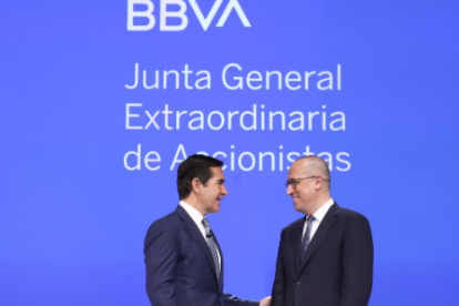 Carlos Torres Vila, presidente de BBVA, y Onur Genç, consejero delegado