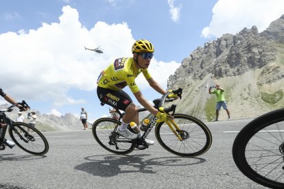 El campeón del Tour, Jonas Vingegaard, en la ascensión al mítico puerto de Alpe d'Huez.