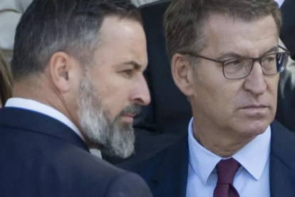 Santiago Abascal, líder de Vox, junto a Núñez Feijóo, líder del PP.