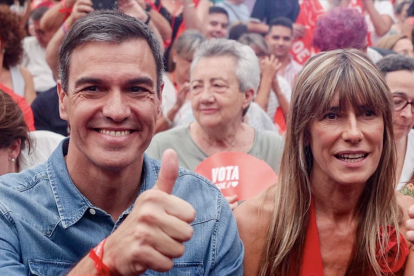Pedro Sánchez junto a su mujer Begoña Gómez en un acto del PSOE