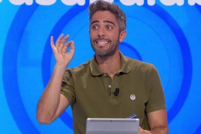 Roberto Leal se pone a bailar y es cazado por una cámara.