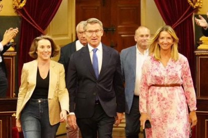 Núñez Feijóo rodeado de sus parlamentarios en el Senado
