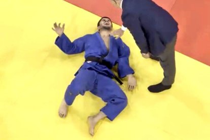 El kazajo Nurali Emomali, con su hombro dislocado