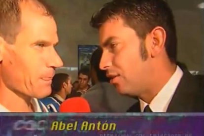 Arturo Valls entrevistando a Abel Antón en 'CQC'.