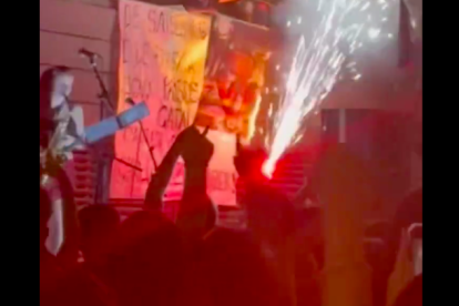 Captura del vídeo donde se quema la imagen de Carlos Mazón