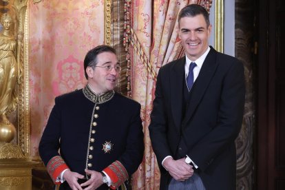 El Ministro de Asuntos Exteriores, Unión Europea y Cooperación, José Manuel Albares Bueno, y el Presidente del Gobierno, Pedro Sánchez, en una imagen de archivo.