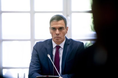 (Foto de ARCHIVO)
El presidente del Gobierno, Pedro Sánchez, durante un encuentro con los participantes de una reunión acerca del conflicto entre Palestina e Israel, en el Palacio de la Moncloa, a 13 de septiembre de 2024, en Madrid (España). Al encuentro, celebrado bajo el título 'Reunión de Madrid: por la aplicación de la solución de los dos Estados', han asistido ministros tanto árabes, pertenecientes al Grupo de contacto árabe-islámico para Gaza, como europeos para consensuar medidas para impulsar el diálogo y la paz en Oriente Medio y hablar sobre cómo hacer efectiva dicha solución.

A. Pérez Meca / Europa Press
13 SEPTIEMBRE 2024;PARTICIPANTES;REUNION;CONFLICTO;PALESTINA;ISRAEL
13/9/2024
