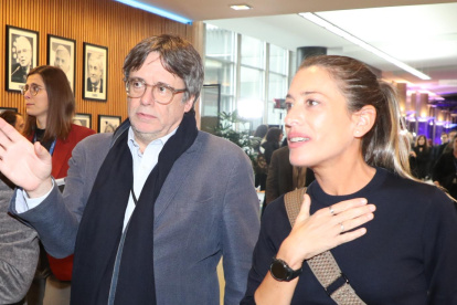Carles Puigdemont junto a Miriam Nogueras, Laura Borrás y Toni Comín.
