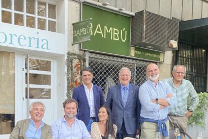 Reunión de ex diputados de Vox ante el 'Bambú cerrado'