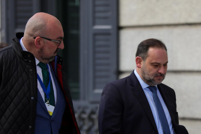 José Luis Ábalos y Koldo García Izaguirre llegando al Congreso el 7 de enero de 2020.