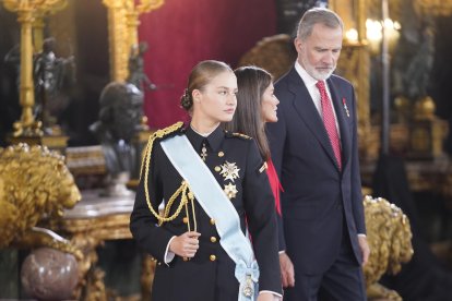 La princesa Leonor, la Reina Letizia y el Rey Felipe VI durante la recepción con motivo del día de la Fiesta Nacional.