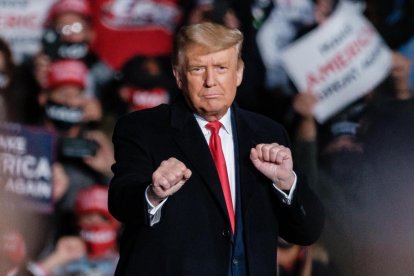 Donald Trump bailando durante uno de sus mítines electorales