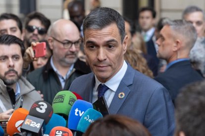 El presidente del Gobierno, Pedro Sánchez, atiende a los medios de comunicación a su salida del pleno, en el Congreso de los Diputados