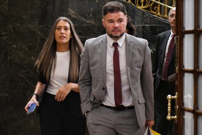 El portavoz de ERC en el Congreso, Gabriel Rufián, y la portavoz de Junts, Miriam Nogueras.
