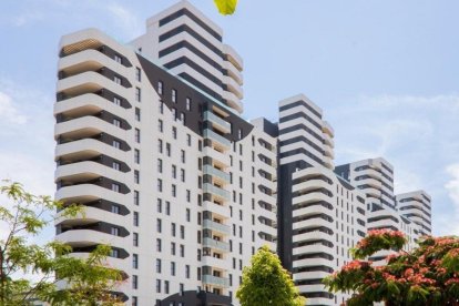 Está ubicado en el distrito Quatre Carreres, en el barrio de Malilla junto al Hospital La Fe.
