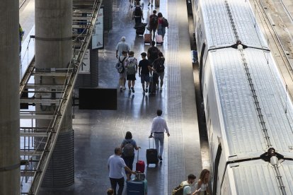 Varias personas en la estación de trenes Puerta de Atocha-Almudena Grandes
