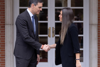 (Foto de ARCHIVO)
El presidente del Gobierno, Pedro Sánchez, recibe a la portavoz de Junts en el Congreso, Miriam Nogueras, en el Palacio de la Moncloa, a 13 de marzo de 2025, en Madrid (España). El presidente del Gobierno recibe a los portavoces de los partidos con representación en el Congreso --todos excepto VOX-- para informarles sobre las novedades de la guerra de Ucrania y el aumento del gasto en seguridad y defensa.

Eduardo Parra / Europa Press
13 MARZO 2025;POLÍTICA;REUNIÓN;PRESIDENTE;PORTAVOCES;PARTIDOS;GUERRA
13/3/2025