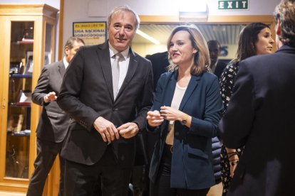 El presidente del Gobierno de Aragón, Jorge Azcón y la ministra y secretaria del PSOE en esta región, Pilar Alegría.