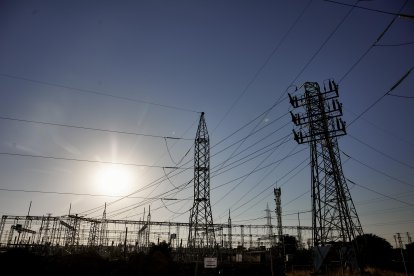 (Foto de ARCHIVO)
Vista de una torre de alta tensión, a 23 de agosto de 2023, en Madrid (España). En esta cuarta ola de calor, la más prolongada en lo que va de verano, el precio de la luz se ha disparado. La cotización de la electricidad en el mercado mayorista marca hoy los 134,94 euros por megavatio hora (Mwh), lo que supone un incremento de casi el 12% respecto al precio marcado ayer. Este valor es el más elevado desde el pasado 6 de marzo, pero no es el más alto del año, ya que el pasado 21 de febrero se alcanzó el precio de 151,43 euros por Mwh. Aun así, el precio de la electricidad está lejos de los máximos alcanzados durante el año pasado, cuando la crisis energética desencadenada por la invasión rusa a Ucrania provocó que el precio de la luz se disparará hasta alcanzar los 307 euros el megavatio hora de media.

Jesús Hellín / Europa Press
23 AGOSTO 2023;ECONOMÍA;LUZ;PRECIO;FACTURA;GASTO;ELECTRICIDAD;TENDIDO ELÉCTRICO;
23/8/2023