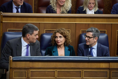 Pedro Sánchez María Jesús Montero y Félix Bolaños durante una sesión en el Congreso de los Diputados.