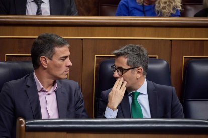 El presidente del Gobierno, Pedro Sánchez y el ministro de la Presidencia, Relaciones con las Cortes y Justicia, Félix Bolaños.