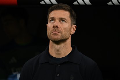 MADRID, SPAIN - NOVEMBER 01:  Xabi Alonso, Head Coach of Real Madrid, looks on prior to the LaLiga EA Sports match between Real Madrid CF and Valencia CF at Estadio Santiago Bernabeu on November 01, 2025 in Madrid, Spain. (Photo by Denis Doyle/Getty Images)