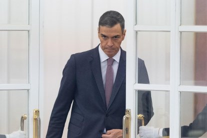El presidente del Gobierno y líder del PSOE, Pedro Sánchez, sale de Moncloa.