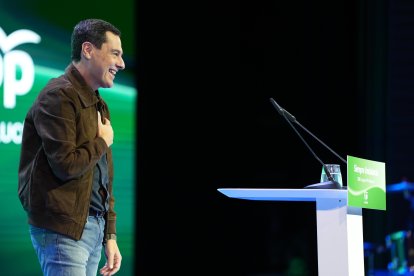 El presidente de la Junta de Andalucía, Juanma Moreno interviene durante el congreso del PP-A.