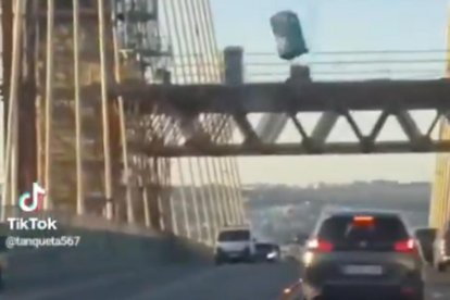 Váter cayendo desde el Puente del Centenario de Sevilla.