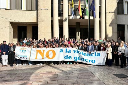 Concentración en memoria por la víctima fallecida en Rincón de la Victoria (Málaga)

REMITIDA / HANDOUT por AYUNTAMIENTO RINCÓN DE LA VICTORIA
Fotografía remitida a medios de comunicación exclusivamente para ilustrar la noticia a la que hace referencia la imagen, y citando la procedencia de la imagen en la firma
23/11/2025