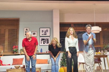 Amparo Larrañaga, con el resto del reparto de Victoria
