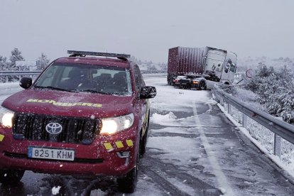 Bomberos de la Diputación de Castellón intervienen en las carreteras afectadas por las nieves