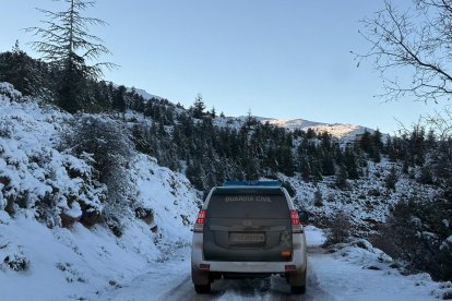 Vehículo de la Guardia Civil durante el operativo de auxilio en una zona nevada de la Sierra de Vícar (Almería).