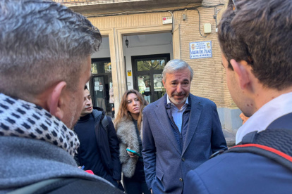 Jorge Azcón, atendiendo a los medios tras votar en Zaragoza