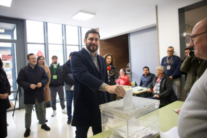 Alejandro Nolasco, votando en Teruel