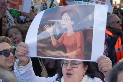 Pancarta contra Mónica García en la manifestación de médicos en Madrid