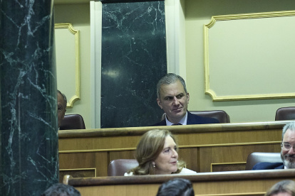 (Foto de ARCHIVO)
En la última fila, el diputado de VOX Javier Ortega Smith durante una sesión plenaria, en el Congreso de los Diputados, a 26 de febrero de 2026, en Madrid (España). El Pleno del Congreso vota hoy la derogación o convalidación del decreto ley que prorroga el llamado 'escudo social' que incluye la moratoria antidesahucios, y de nuevo el PP, Vox y Junts han anunciado su voto en contra del texto que ya fue rechazado hace semanas en la Cámara Baja cuando el texto incluía también la revalorización de las pensiones, medida que hoy se presenta en la cámara por separado del resto del escudo social y previsiblemente si saldrá adelante.

Jesús Hellín / Europa Press
26/2/2026