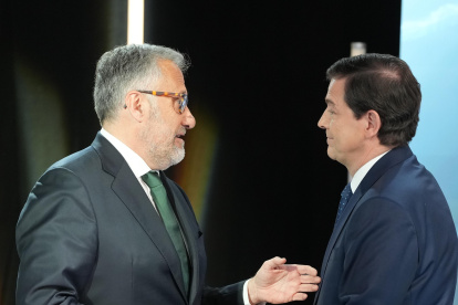 (Foto de ARCHIVO)
El candidato de VOX a la Presidencia de la Junta de Castilla y León, Carlos Pollán (i) y el candidato del PP a la Presidencia de la Junta de Castilla y León, Alfonso Fernández Mañueco (d), durante el segundo debate para las elecciones autonómicas en Castilla y León, a 10 de marzo de 2026, en Valladolid, Castilla y León (España). El segundo debate electoral de Castilla y León está organizado por CyLTV y moderado por los periodistas María Núñez y Antonio Renedo. El debate cuenta con cuatro bloques temáticos: medioambiente, servicios públicos, economía y regeneración democrática.

Photogenic/Claudia Alba / Europa Press
10 MARZO 2026;DEBATE;CAMPAÑA ELECTORAL;ELECCIONES;
10/3/2026