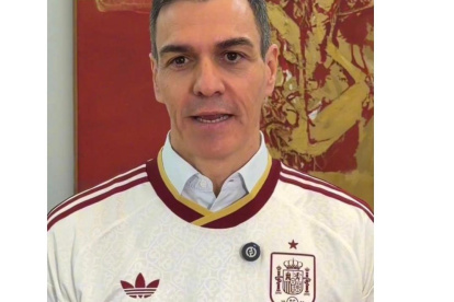 El presidente del Gobierno, Pedro Sánchez con la camiseta de la selección española