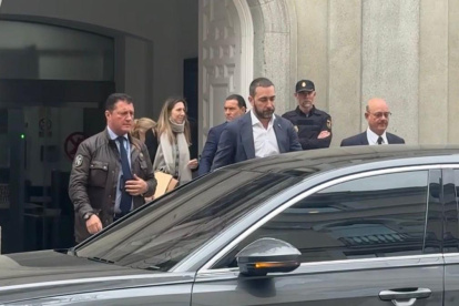 Aldama y Diego Miranda saliendo del Tribunal Supremo