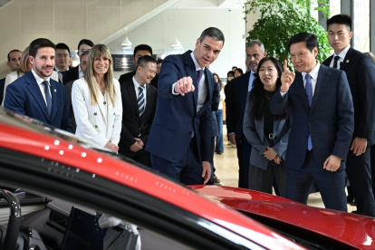 El presidente del Gobierno, Pedro Sánchez, visita la sede de Xiaomi en Pekín junto a su mujer, Begoña Gómez.

REMITIDA / HANDOUT por MONCLOA
Fotografía remitida a medios de comunicación exclusivamente para ilustrar la noticia a la que hace referencia la imagen, y citando la procedencia de la imagen en la firma
13/4/2026