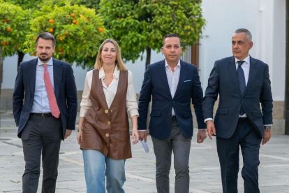 La presidenta de Extremadura, María Guardiola, junto al líder de Vox en la región, Óscar Fernández.
