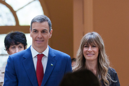 (Foto de ARCHIVO)
El presidente del Gobierno, Pedro Sánchez (i) y la mujer del presidente del Gobierno, Begoña Gómez (d), durante el acto de homenaje al pueblo gitano con motivo del 600 aniversario de su llegada a España, en el Complejo de la Moncloa, a 21 de febrero de 2026, en Madrid (España). El acto, titulado ‘GELEM, GELEM’, ha reunido a personalidades de la cultura, la política, la universidad y la acción social para reivindicar la lucha por la igualdad de derechos del pueblo gitano y su riqueza cultural.

Matias Chiofalo / Europa Press
21/2/2026