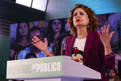 La vicesecretaria general del PSOE, secretaria general del PSOE de Andalucía y candidata a la Presidencia de la Junta de Andalucía, María Jesús Montero, durante un acto de campaña por el 17M en el Colegio Mayor La Asunción . A 26 de abril de 2026 en Córdoba (Andalucía, España). El secretario general del PSOE y presidente del Gobierno, Pedro Sánchez, y la vicesecretaria general del PSOE, secretaria general del PSOE de Andalucía y candidata a la Presidencia de la Junta de Andalucía, María Jesús Montero, han participado en un acto de campaña por el 17M.

Madero Cubero / Europa Press
26/4/2026